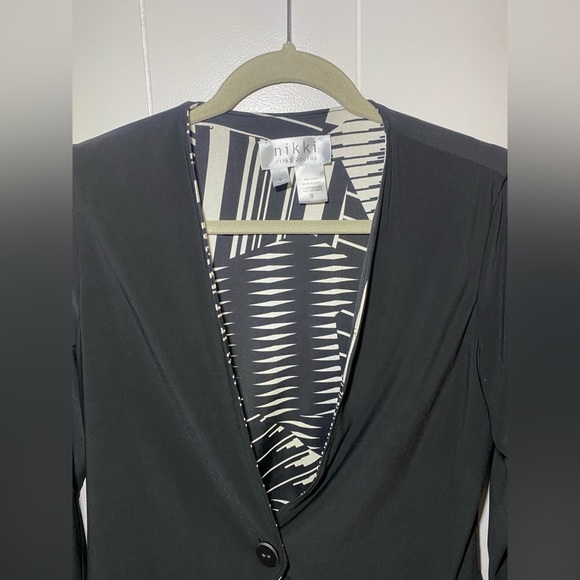 Women’s SM Nikki by Nikki Poulos top w/ button - Picture 2 of 7